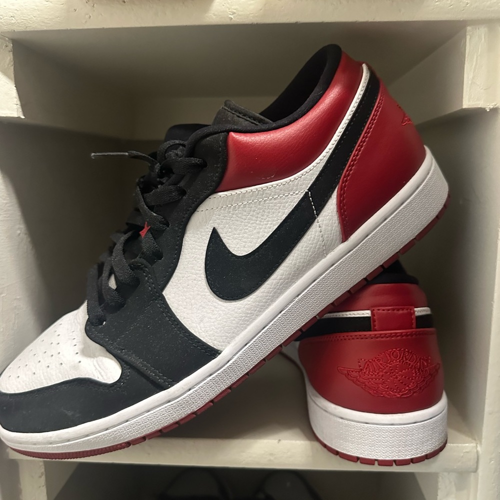 OU FOOTBALL TEAM ISSUED JORDAN 1 LOWS.